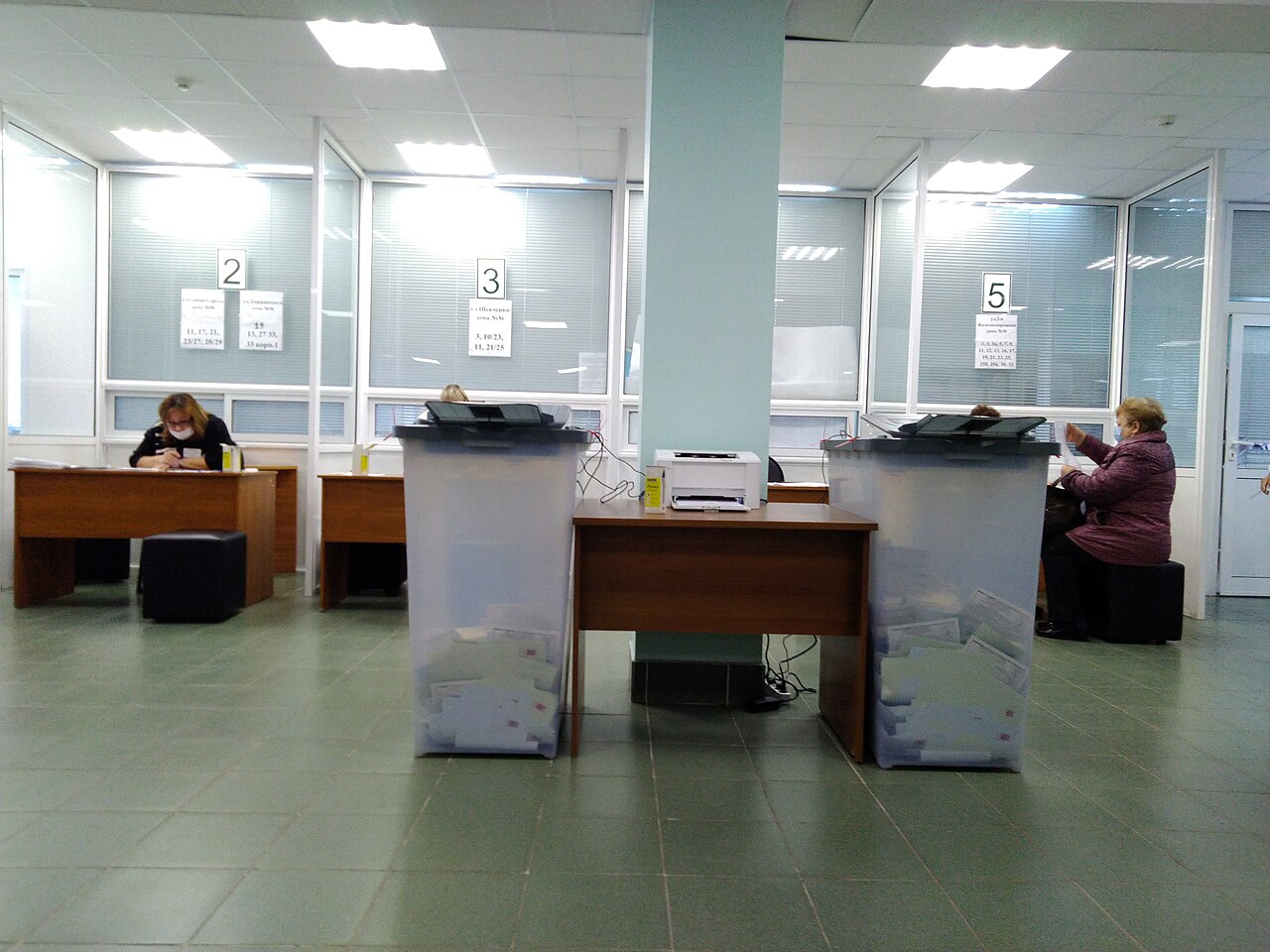 Urnas en un colegio electoral de Riazán durante las elecciones parlamentarias rusas de 2021