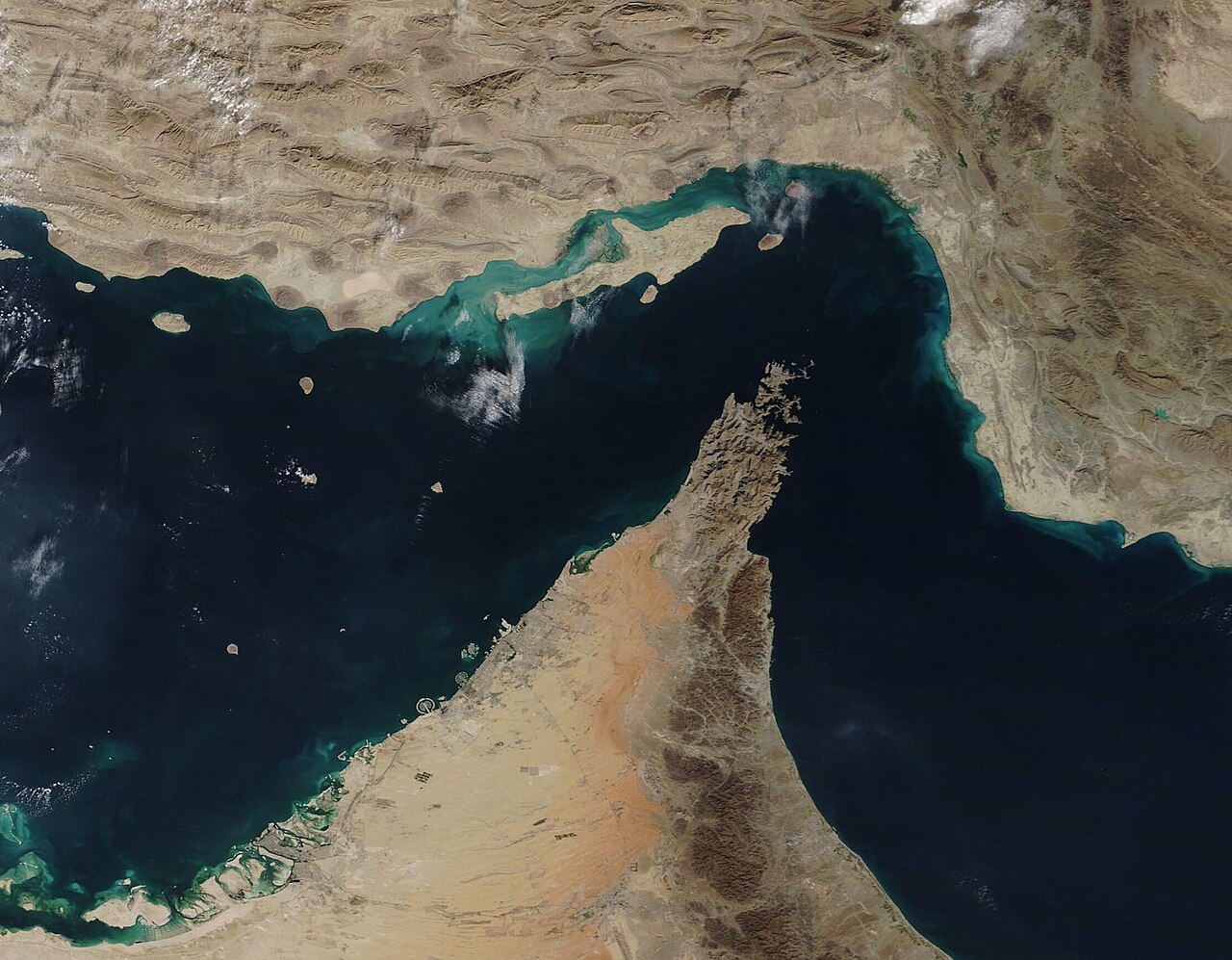 Imagen de satélite del estrecho de Ormuz, entre el golfo Pérsico y el golfo de Omán