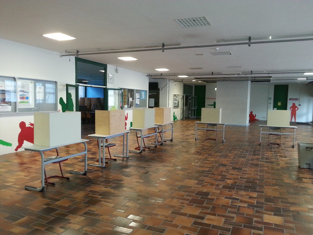 Cabinas de votación en un colegio electoral en Alemania